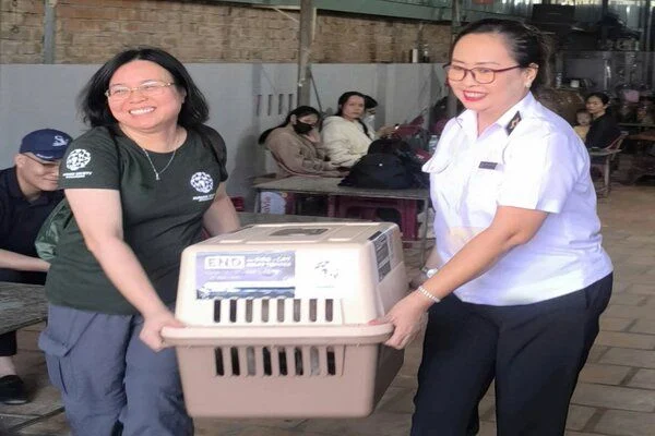 Chủ quán thịt chó ở Đồng Nai bỏ nghề, 16 chú chó được giải cứu 2 bo thit cho 2
